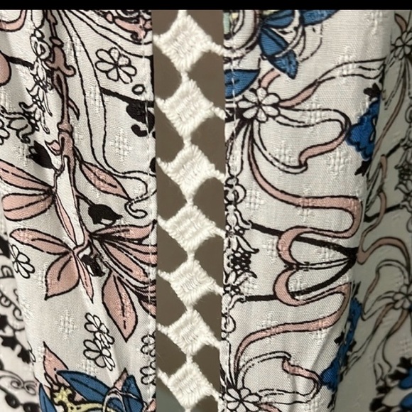 NET🩵🤍Lovestitch White Crochet Top with Blue Floral Design - Picture 8 of 12